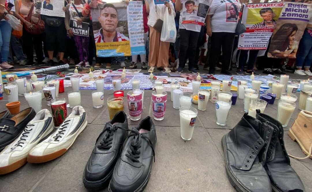 Colectivos, familiares y civiles, se manifiestan frente a palacio de gobierno en Guadalajara (15/03/2025). Foto: Valente Rosas / EL UNIVERSAL