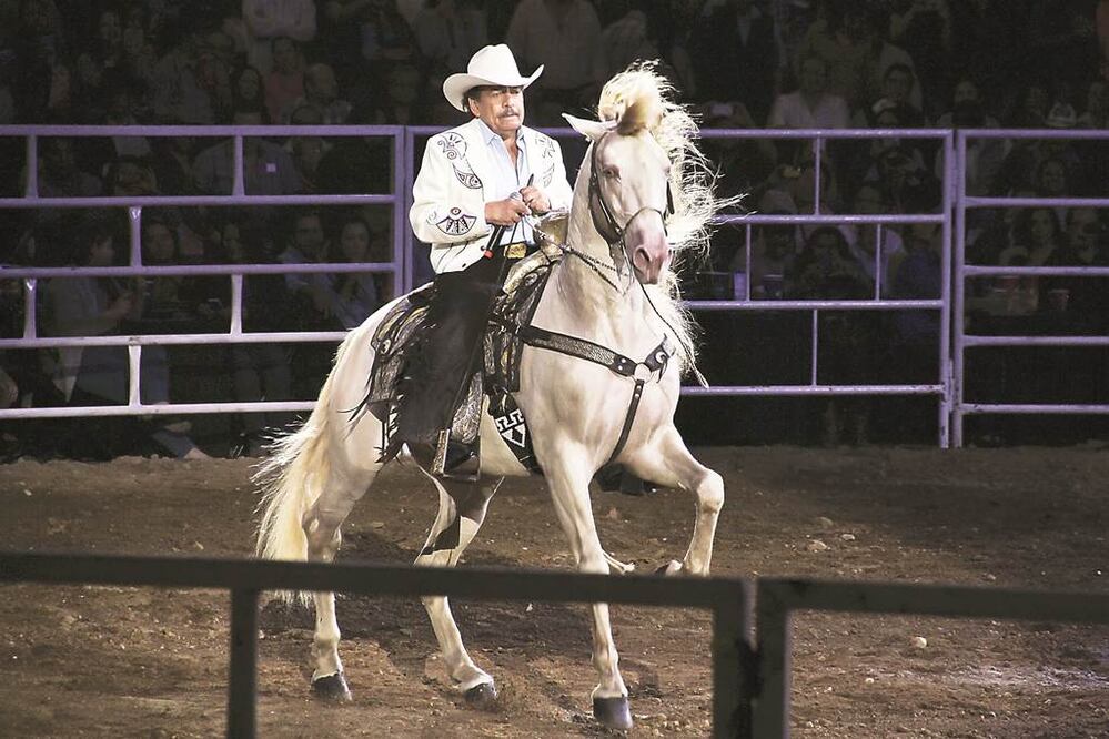 Apenas la semana pasada se anunció la muerte de su caballo Palomo, uno de sus consentidos. Foto: ARCHIVO EL UNIVERSAL