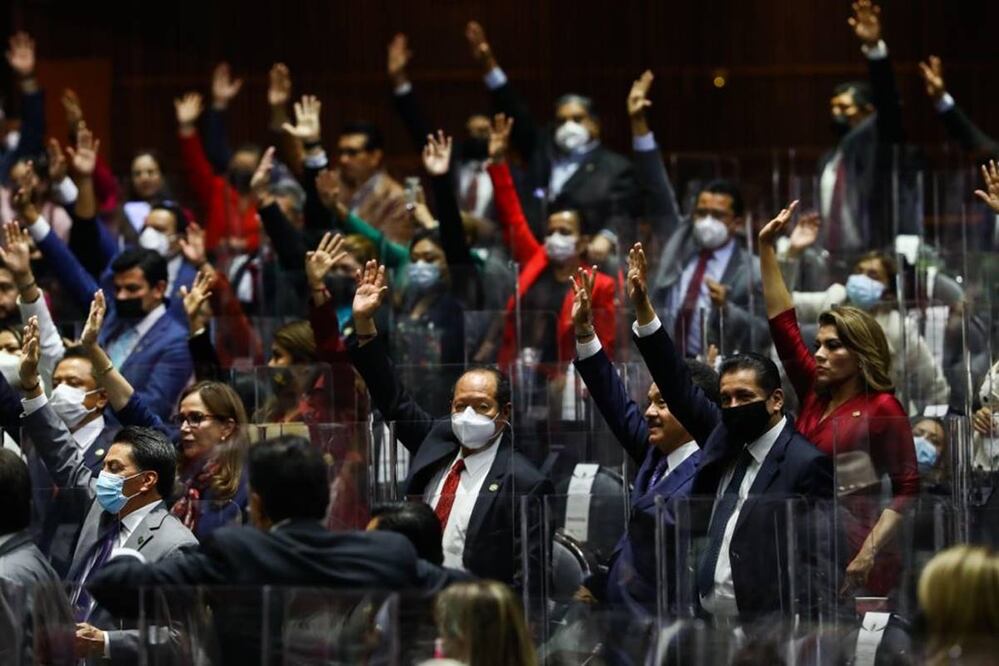 Sesión en la Cámara de Diputados que inició a las 11 de la noche del miércoles y terminó 15 minutos antes de las 7:00 horas de este jueves. Foto: Diego Simón