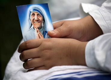 Teresa de Calcuta, la monja que ayudó a los pobres y sólo la muerte pudo detener