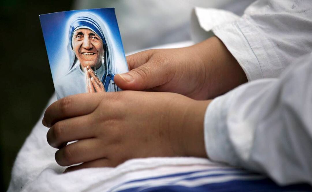 Una monja de las Misioneras de la Caridad sostiene una fotografía de la Madre Teresa en la misa por esta religiosa, en la ciudad india del este, Calcuta, el domingo 4 de septiembre de 2011. Los católicos conmemoran el décimo cuarto aniversario de la muerte el 5 de septiembre de 2011 de Santa Teresa de Calcuta, conocida popularmente como Madre Teresa, quien fundó las Misioneras de la Caridad en 1950. EFE/Piyal Adhikary.