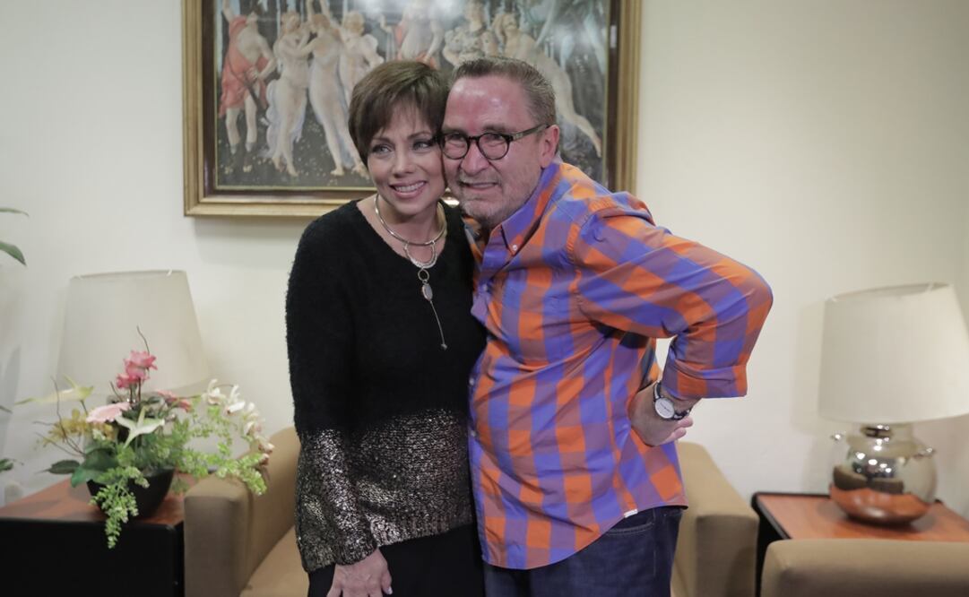 Cecilia Gabriela, parte del elenco de "Mi adorable maldición", y el productor Ignacio Sada. Foto: Alejandro Acosta / EL UNIVERSAL