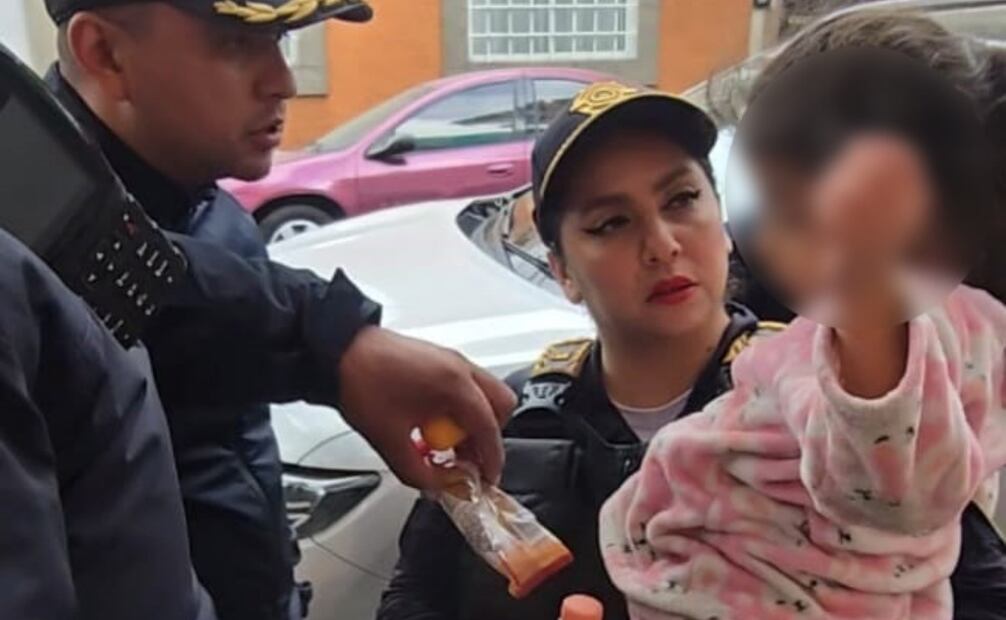 Policías detienen a madre que habría maltratado y dejado encerrada a su hija en Azcapotzalco.
Foto: Especial.