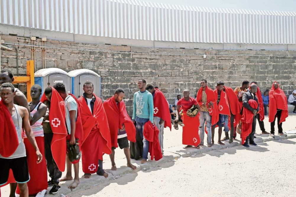 Migrantes salvados en el Estrecho de Gibraltar, ayer luego de llegar al Puerto de Tarifa. Foto: JON NAZCA. REUTERS
