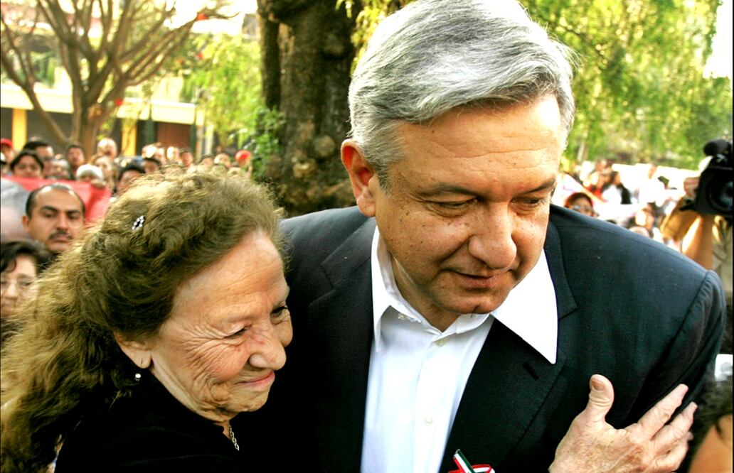 En abril de 2005, Rosario Ibarra de Piedra abraza a Andrés Manuel López Obrador previo a una conferencia de prensa frente a su casa. Foto: archivo/EL UNIVERSAL