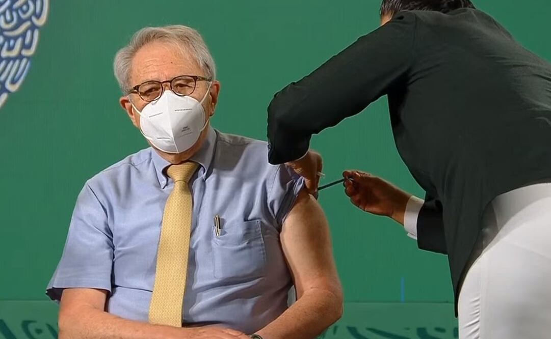 Jorge Alcocer recibió la dosis de AstraZeneca. Foto: Captura de pantalla