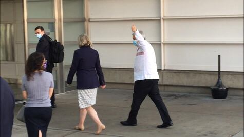 AMLO inicia regreso a México; llega al aeropuerto con cubrebocas