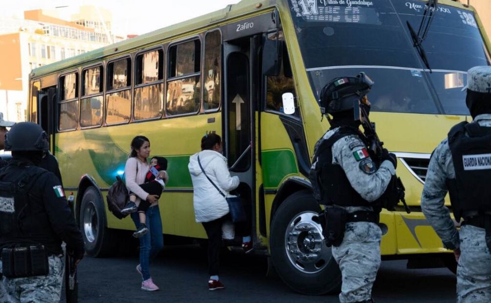 Un hombre fue asesinado en una de las rampas de acceso al puente peatonal que conecta con la Plaza Bicentenario (04/02/2025) Foto: Diana Valdez / EL UNIVERSAL