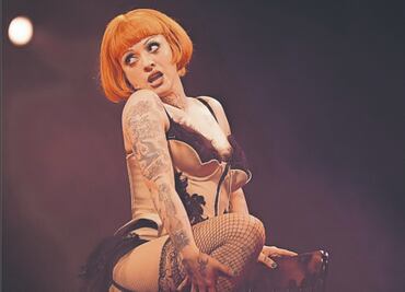 Mon Laferte expone heridas y lentejuelas en teatro