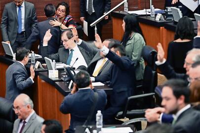 Tras elección, regresan 76 chapulines al Congreso