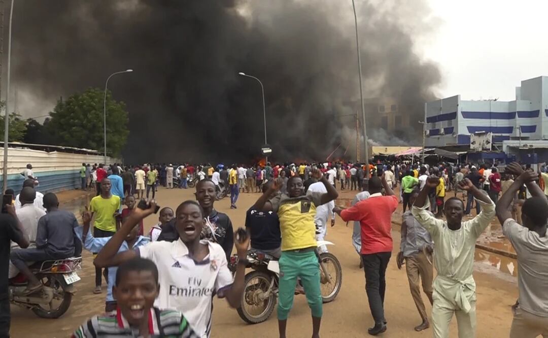 Partidarios del golpe militar se manifiestan en Niamey, Níger, el 27 de julio de 2023.. Foto: AP