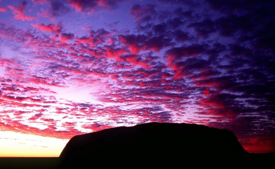 Imagen de archivo de un amanecer en el monte Uluru. Foto: AFP /Torsten Blackwood, archivo