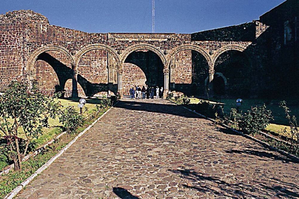 La capilla de Tlalmanalco, municipio ubicado en la zona oriente del Estado de México, será replicada en el altar de 70 por 32 metros que se construye en Ecatepec, donde el Santo Padre encabezará el rito litúrgico (AGUSTÍN MARTÍNEZ. EL UNIVERSAL)