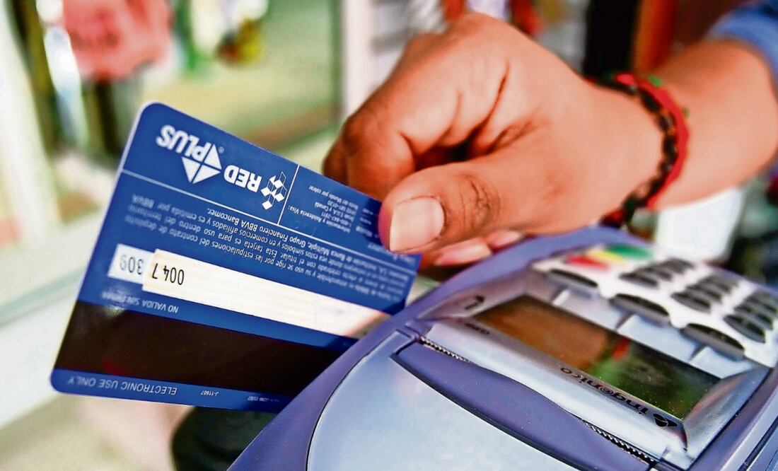 Hacienda y Banxico consideran que el reducir cuotas por uso de tarjetas impulsará el crecimiento del crédito. Foto: Archivo / EL UNIVERSAL