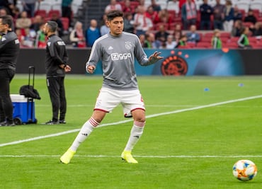 Edson Álvarez provoca un penal en contra en su primer partido