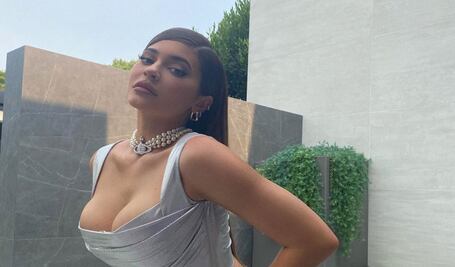 Kylie Jenner presume curvas de impacto en mini bikini