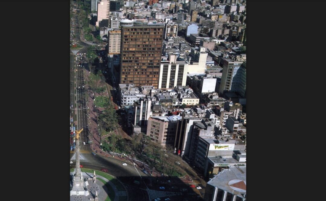 Una toma aérea de 1982 en la que se aprecia la Zona Rosa, en la colonia Juárez, a la altura del Monumento a la Independencia y el Paseo de La Reforma. Al fondo de la imagen se alcanza a ver la Glorieta de la Palma, en el cruce con Niza y en la parte inferior derecha se encuentra la avenida Florencia. Crédito imagen: Revista Auge.