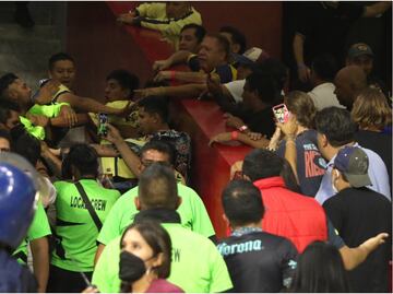La violencia se vuelve a presentar en el Estadio Azteca