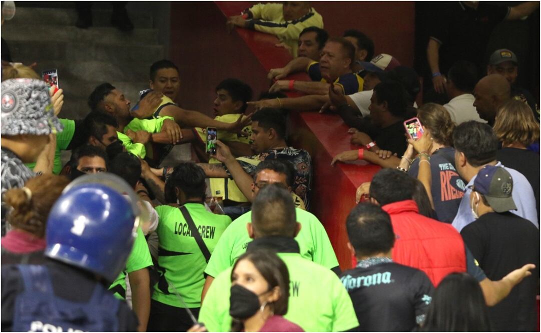 La violencia se vuelve a presentar en el Estadio Azteca / FOTO: Carlos Mejía - EL UNIVERSAL