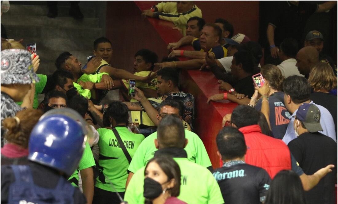 La violencia se vuelve a presentar en el Estadio Azteca / FOTO: Carlos Mejía - EL UNIVERSAL