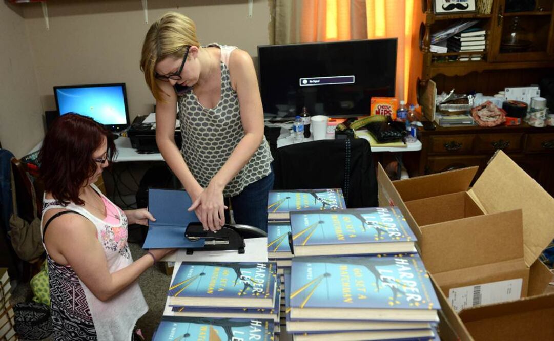 HarperCollins incrementó la tirada inicial de "Ve y pon un centinela" de 2 millones de ejemplares a 3.3 millones. (FOTO: AP)