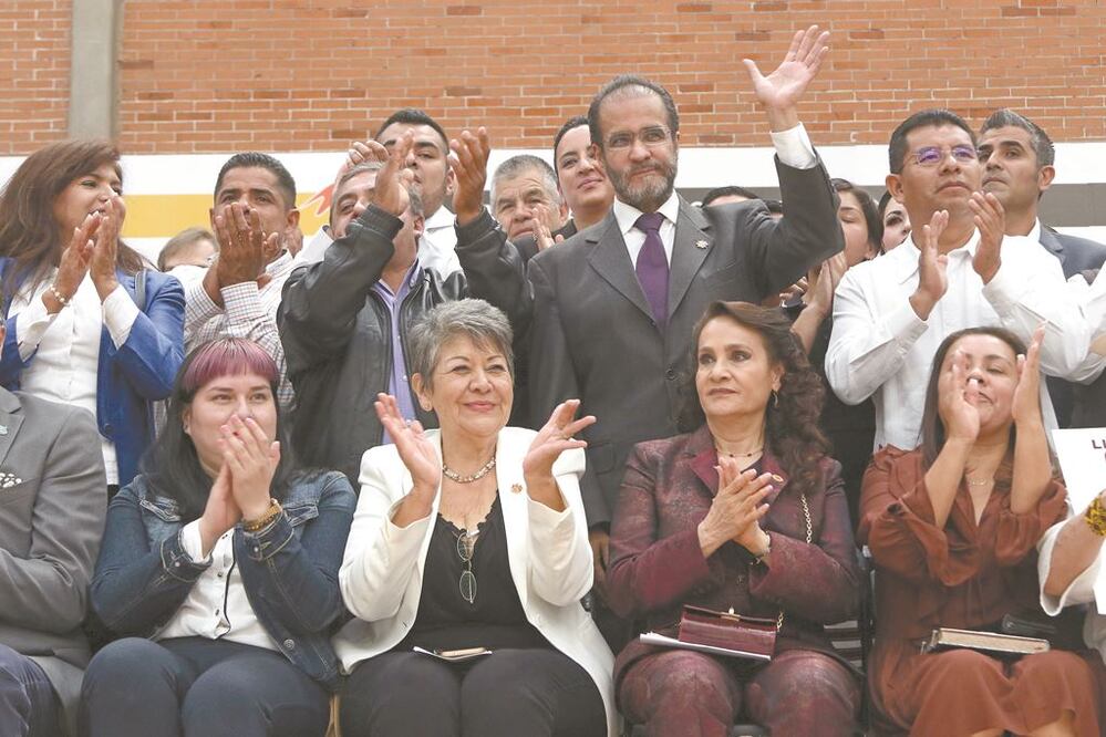 A la asamblea acudieron René Bejarano (saludando en segundo plano) y Dolores Padierna (tercera de izq. a der.).