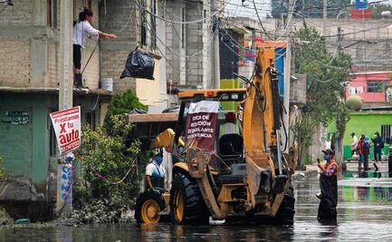 Usan retroexcavadora para sacar basura de la anegación en Chalco