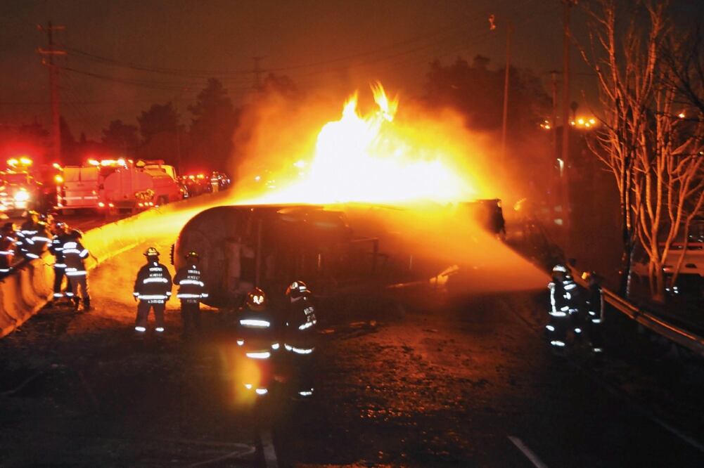 Desde la madrugada de ayer fue cerrada la avenida Reyes Heroles, a la altura de la curva de Jardines del Recuerdo en el municipio de Tlalnepantla, luego de la volcadura y explosión de una pipa (ARMANDO MARTÍNEZ. EL UNIVERSAL)