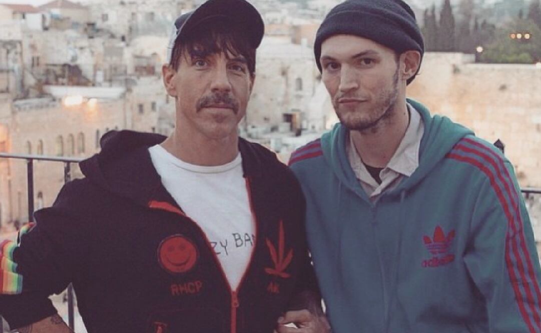 Josh Klinghoffer, exguitarrista de los Red Hot Chili Peppers, junto al vocalista Anthony Kiedis. Foto: Instagram.