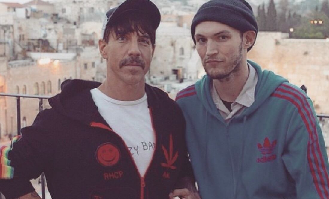 Josh Klinghoffer, exguitarrista de los Red Hot Chili Peppers, junto al vocalista Anthony Kiedis. Foto: Instagram.