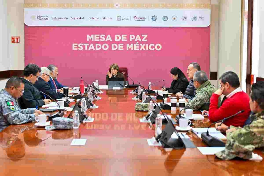 La gobernadora Delfina Gómez en la Mesa de Paz, espacio de coordinación que sesiona diariamente con las autoridades de los tres niveles de gobierno: federal, estatal y municipal. Foto: Especial