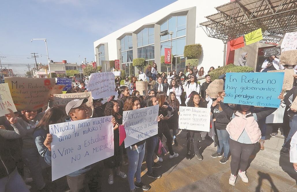 Estudiantes de escuelas públicas y privadas se sumaron a la serie de movilizaciones para exigir justicia por el asesinato de tres estudiantes de Medicina y de un conductor de Uber. Foto: OMAR CONTRERAS. EL UNIVERSAL