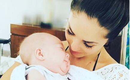 Anahí muestra los ojos de su bebé