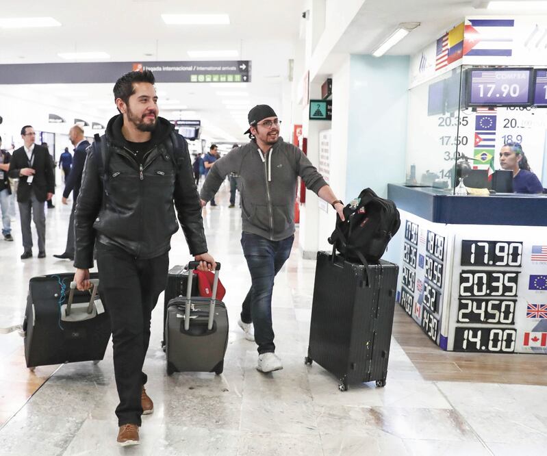 Martín Gutiérrez Nabor (izq.), uno de los 10 mexicanos que regresaron de China tras la epidemia por el nuevo coronavirus, dijo sentirse tranquilo. Foto: DIEGO SIMÓN. EL UNIVERSAL