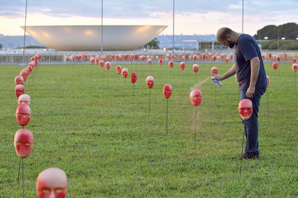En la Explanada de los Misterios, Brasilia, la ONG Río de Paz instaló ayer 500 máscaras rojas, simbolizando los rostros de vergüenza que, dice, debieran tener los políticos. (MATEUS BONOMI. XINHUA)