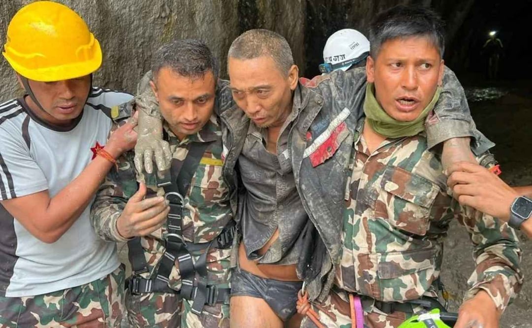 Un grupo de militares de Nepal rescatan a un trabajador chino de un túnel de Upper Trishuli-1, en Rasuwa, Nepal. Foto: EFE
