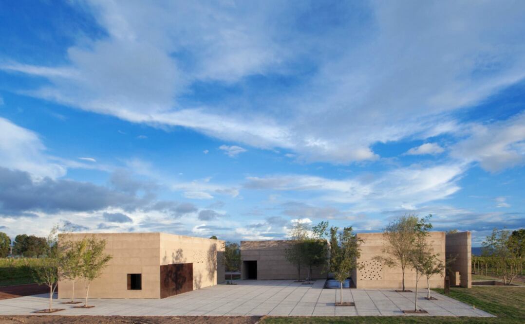 La arquitectura de la casa vinícola se caracteriza por los tonos terrosos que se funden con el campo y por el uso de materiales contrastantes. (Foto: Cortesía)