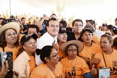 Perredista visita colonia más insegura