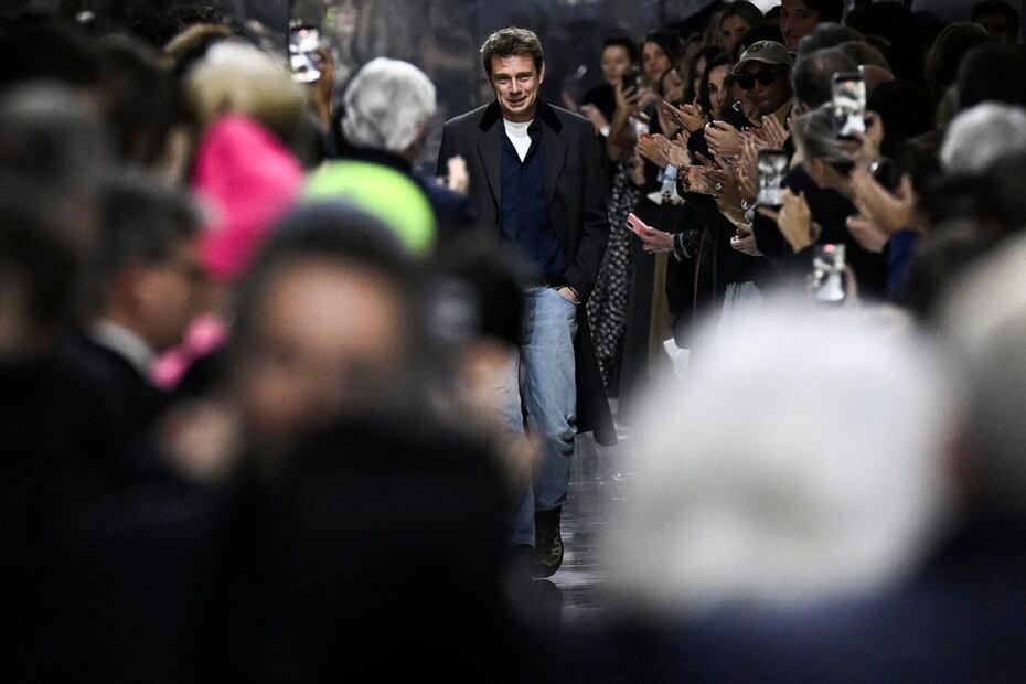 Jonathan Anderson debuta la Semana de la Alta Costura. Foto: AFP