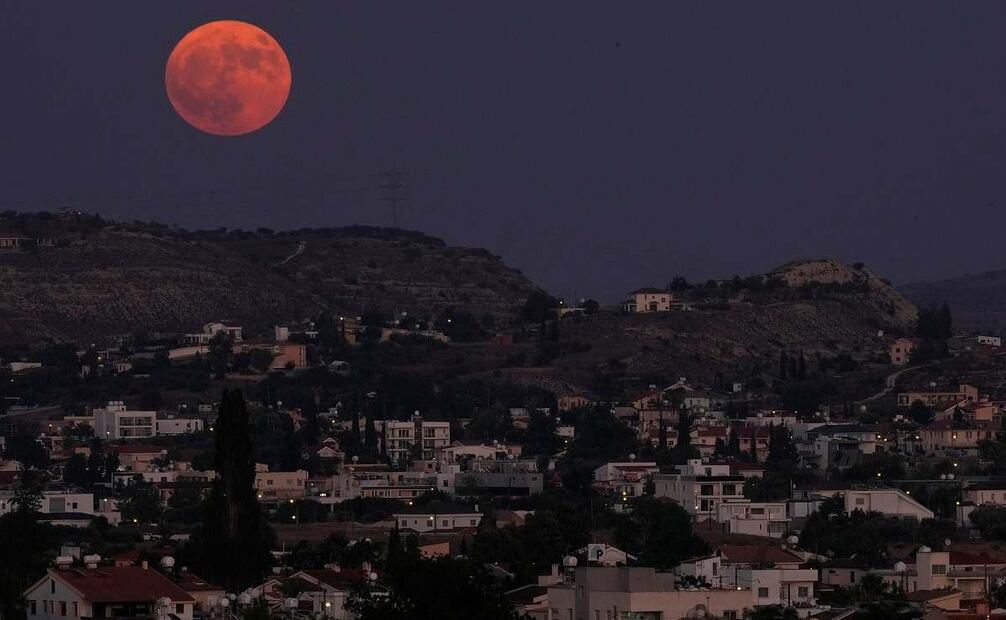 La Superluna se eleva sobre las afueras de Pera Chorio Nisou de la capital Nicosia, Chipre, el lunes 19 de agosto de 2024. Foto: AP
