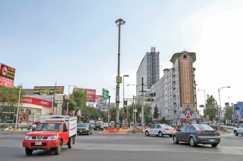 Los automovilistas que excedan 40% el límite de velocidad perderán cinco puntos de su placa. En avenida Revolución van a reubicar un aparato. Foto: DIEGO SÁNCHEZ. EL UNIVERSAL