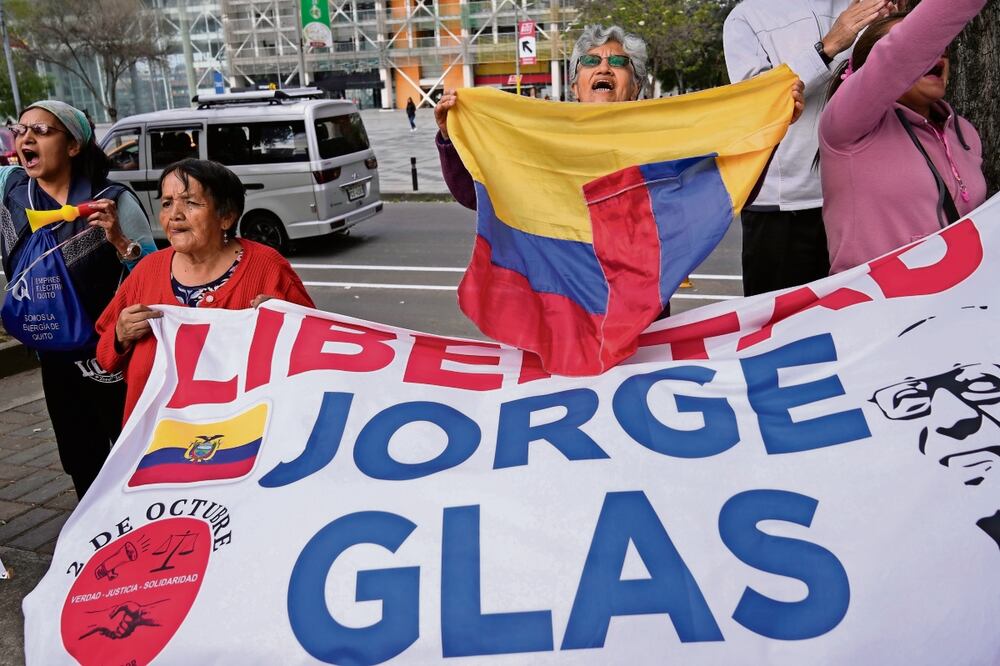 Manifestantes expresan su apoyo al exvicepresidente Jorge Glas, extraído de la Embajada de México en Quito por fuerzas policiales el 5 de abril. Foto: Dolores Ochoa | AP