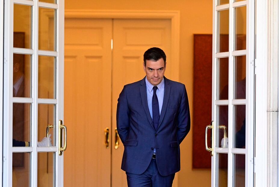 El presidente del gobierno español, Pedro Sánchez, quien anunció hoy que habrá elecciones generales el 23 de julio tras el desastroso resultado de las autonómicas y municipales de ayer. FOTO: JAVIER SORIANO. AFP