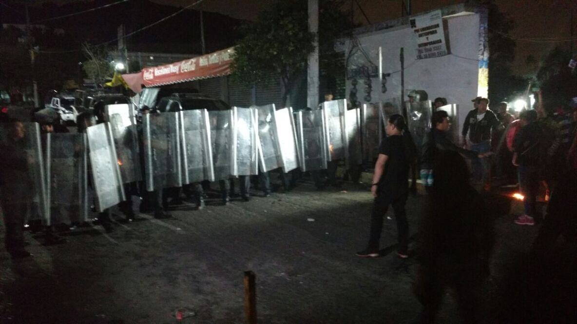Al exterior de la prisión, un grupo de granaderos rodeaba la zona, ante la preocupación y preguntas que hacían los familiares de los internos. Foto: Especial