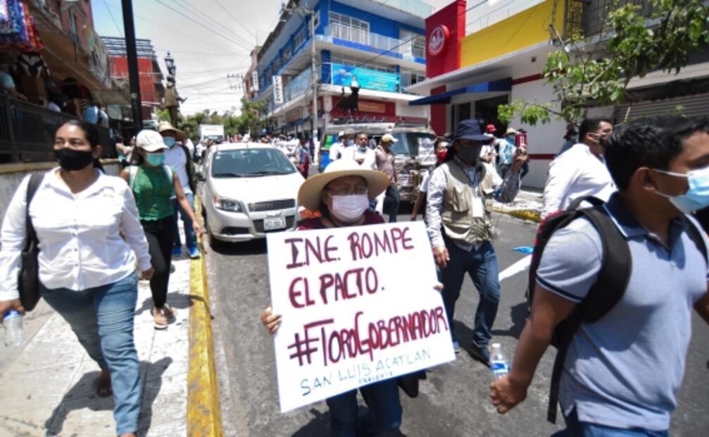 Félix Salgado exige con marcha que INE le regrese su candidatura