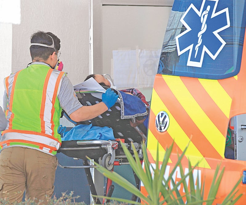 Según las autoridades sanitarias, hay una baja en la transmisión y mortandad por la epidemia en México. En la imagen, un paciente es ingresado a un hospital de Ciudad Juárez. LUIS TORRES. EFE
