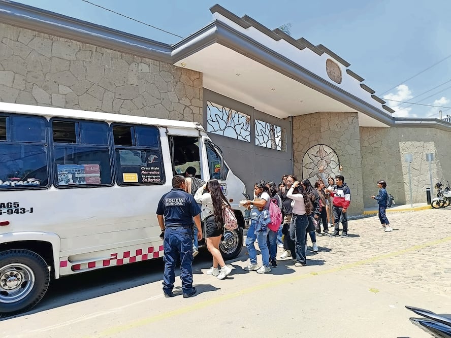El traslado al campus es complicado porque el transporte es insuficiente, dicen alumnos. Foto: Gisela González Granados  / EL UNIVERSAL