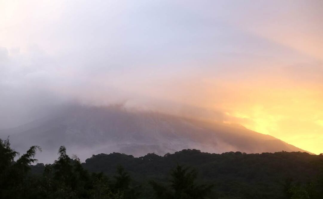 Fotografía que muestra una nube de ceniza emitida por el Volcán de Colima. (Foto: EFE)