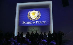 Esta fotografía muestra el logotipo de la "Junta de la Paz" durante la reunión anual del Foro Económico Mundial (FEM) en Davos el 22 de enero de 2026. Los presidentes de Argentina y Rumania anunciaron el 8 de febrero su invitación a la reunión inaugural de la controvertida "Junta de la Paz" del presidente estadounidense Donald Trump, en Washington el 19 de febrero. Foto: AFP