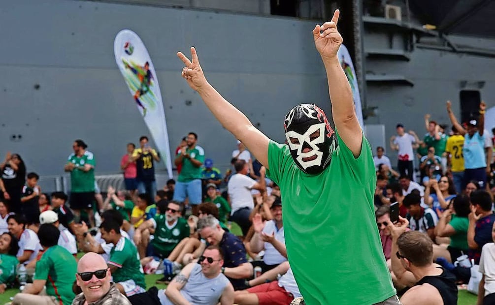 Un hincha mexicano, ayer al animar a la selección en Nueva York. Foto: Timothy A. Clary / AFP